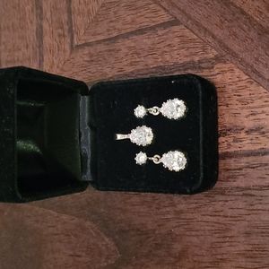 Gorgeous Pendant and Earrings Set